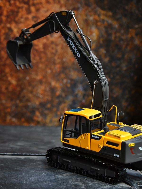VOLVO Volvo EC220DL-Legierungsgrabermodell Originalmaschinenbau-Fahrzeug-Simulation Graberornamente