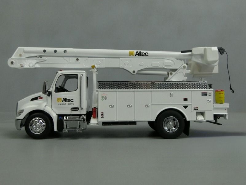 1/32 Peterbilt 536 mit Altec AA55 Hubarbeitsbühne DM Modell 71105