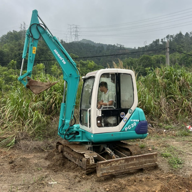 Kompaktbagger Komatsu PC30-7 mit Kabine Gebrauchter 3-Tonnen-Minibagger – Feingrabmaschinen von Komatsu, kraftstoffarme Miniausrüstung zu verkaufen