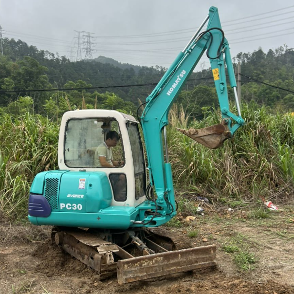 Kompaktbagger Komatsu PC30-7 mit Kabine Gebrauchter 3-Tonnen-Minibagger – Feingrabmaschinen von Komatsu, kraftstoffarme Miniausrüstung zu verkaufen